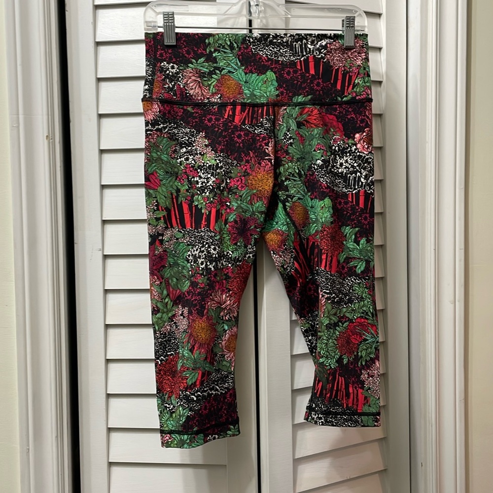 Lululemon winder under hi-rise crop in fun Zen Garden Print. Size 10